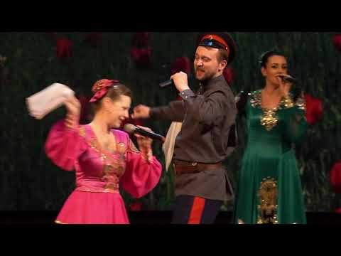 У ворот сосна зеленая. У ворот сосна зеленая.
